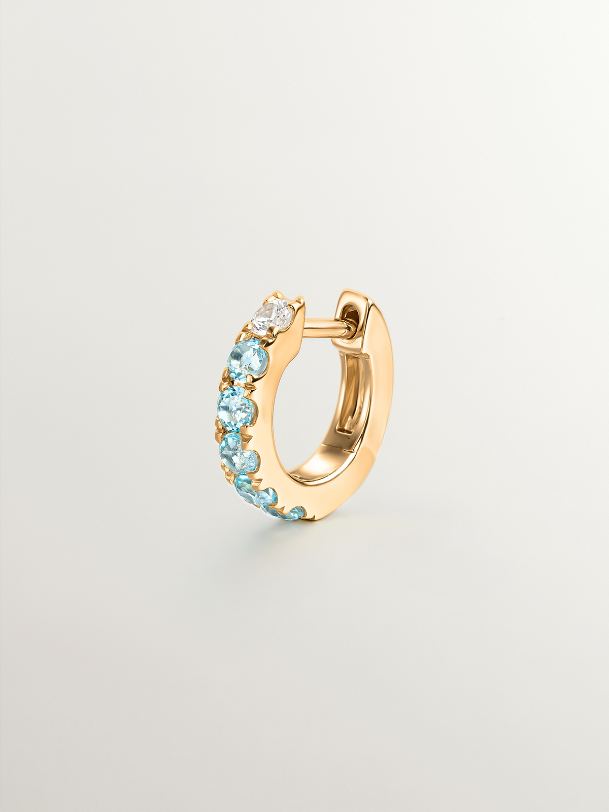 Individual 925 silver earring bathed in 18K yellow gold with white and blue sapphires.