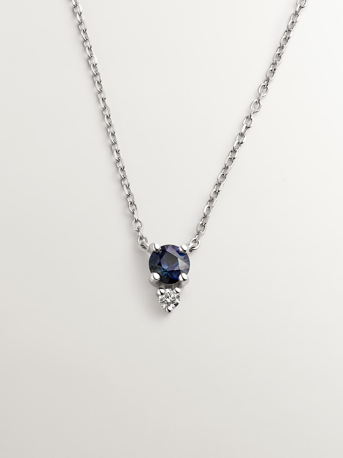 18K white gold pendant with sapphire and diamond.