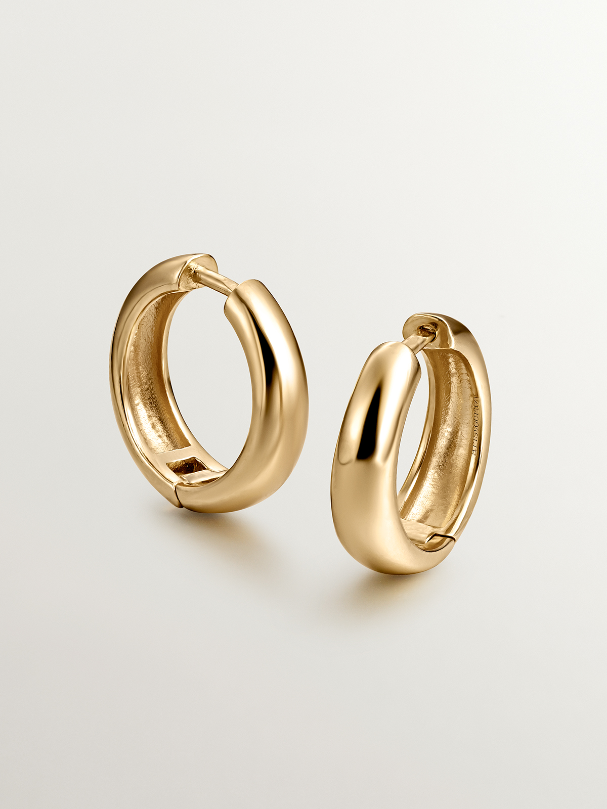 Medium thick hoop earrings made of 925 silver coated in 18K yellow gold.