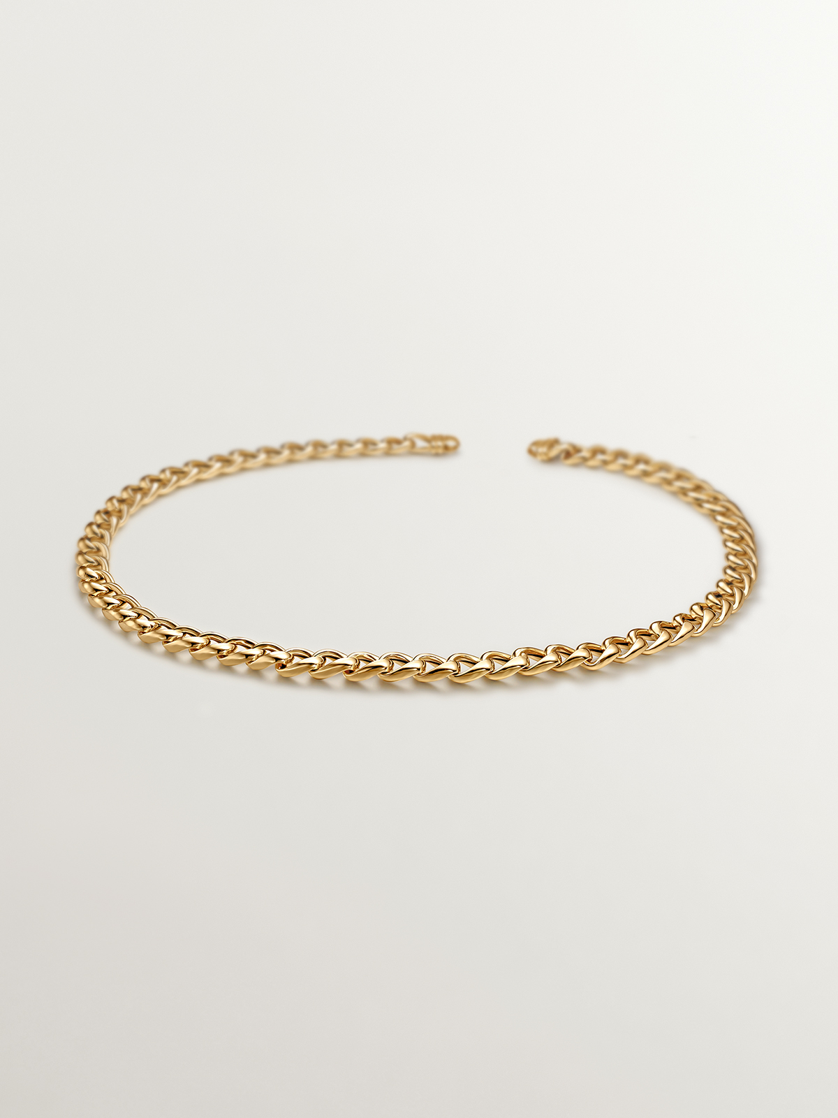 Barbed link chain made of 925 silver, bathed in 18K yellow gold.