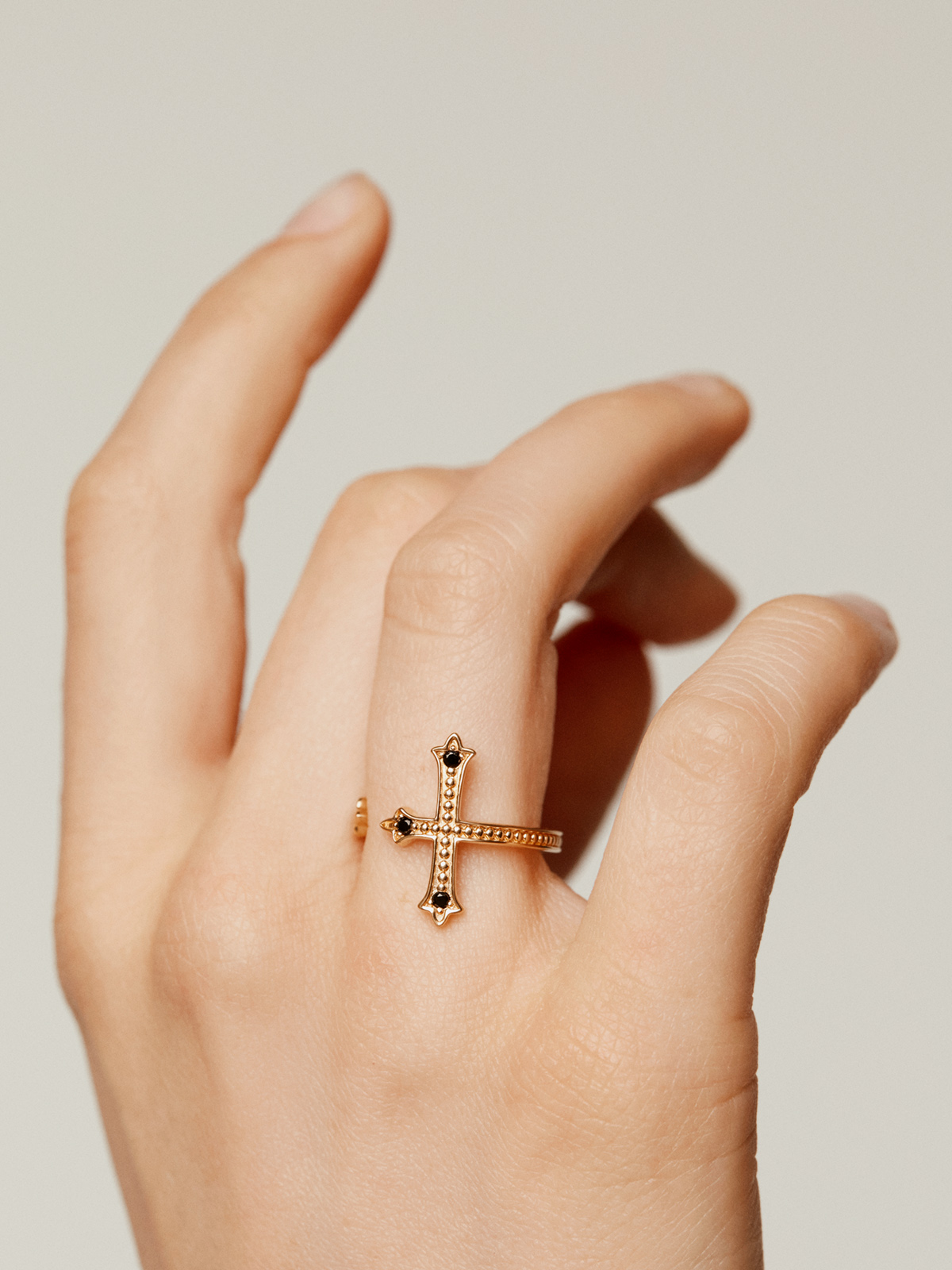 You and Me ring made of 925 silver, bathed in 18K yellow gold, cross-shaped with black spinels.