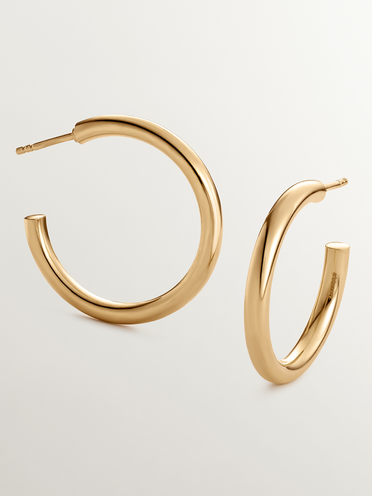 Medium-sized hoop earrings made of 925 silver, coated in 18K yellow gold.